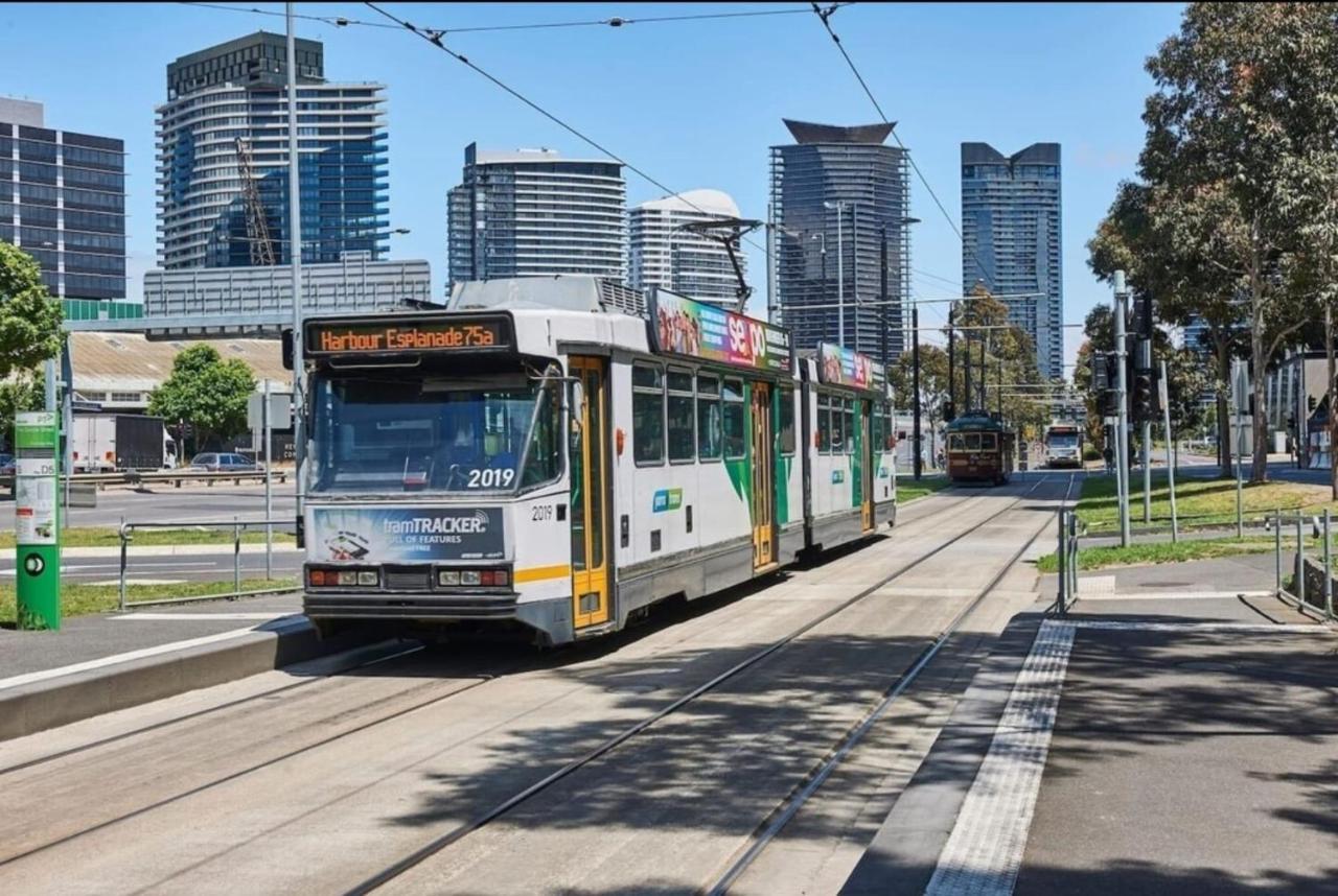Lovely Waterfront With Swimming Pool And Gym In The Heart Of Docklands Melbourne