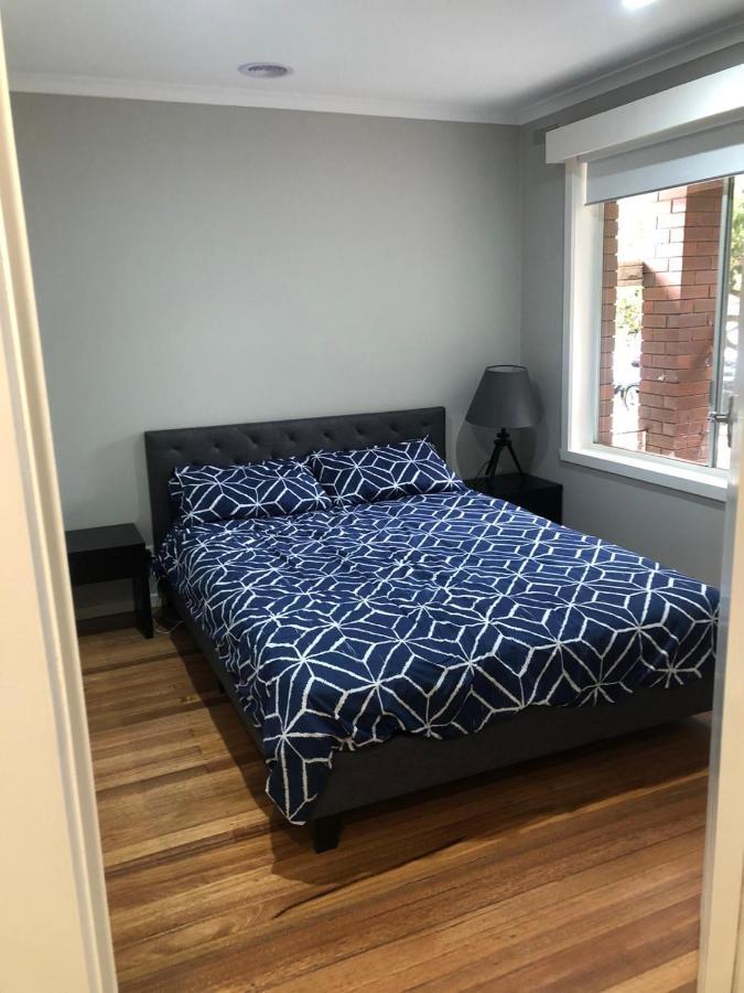 Relax And Unwind- Furnished 3 Bd Unit Apartment Melbourne