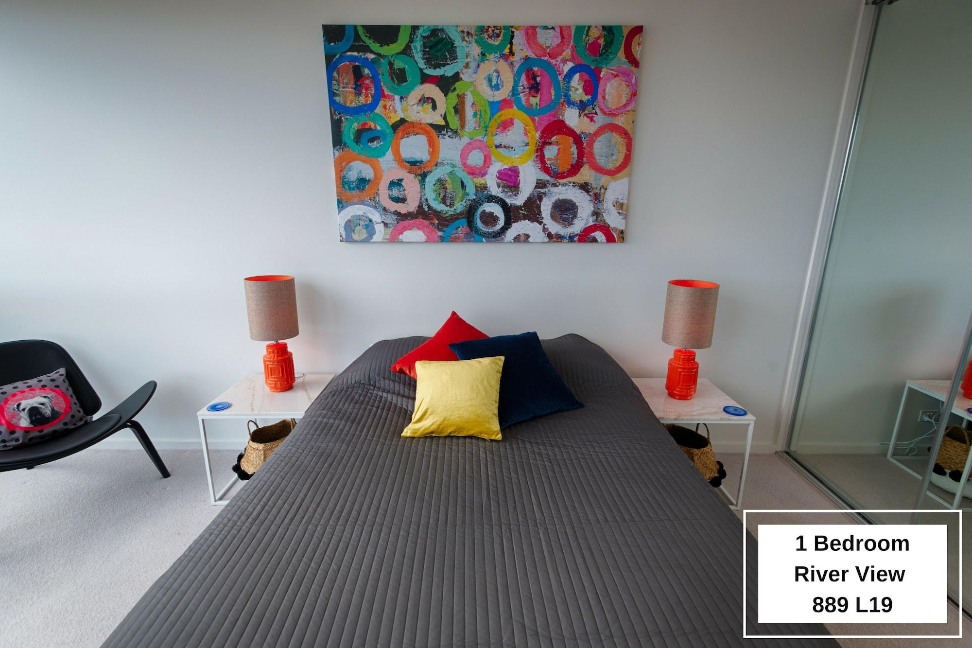 Orange Apartment *