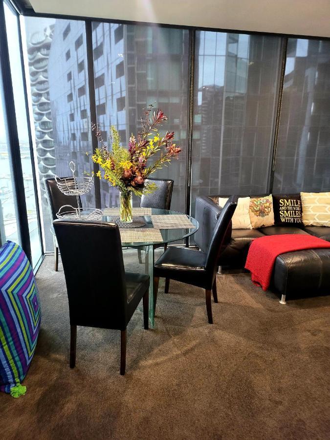 Apartment Lovely Waterfront With Swimming Pool And Gym In The Heart Of Docklands Melbourne