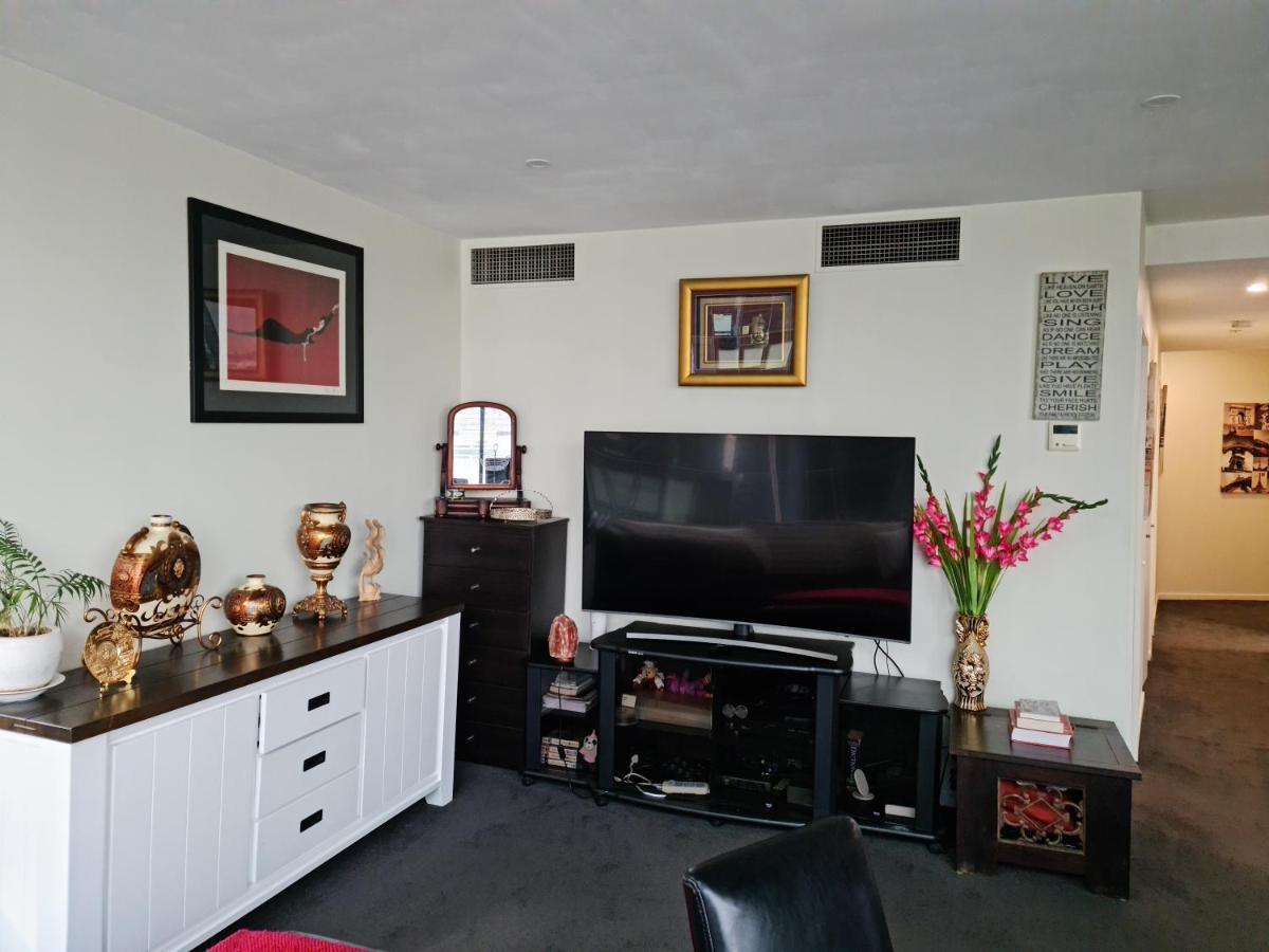 Lovely Waterfront With Swimming Pool And Gym In The Heart Of Docklands Apartment Melbourne
