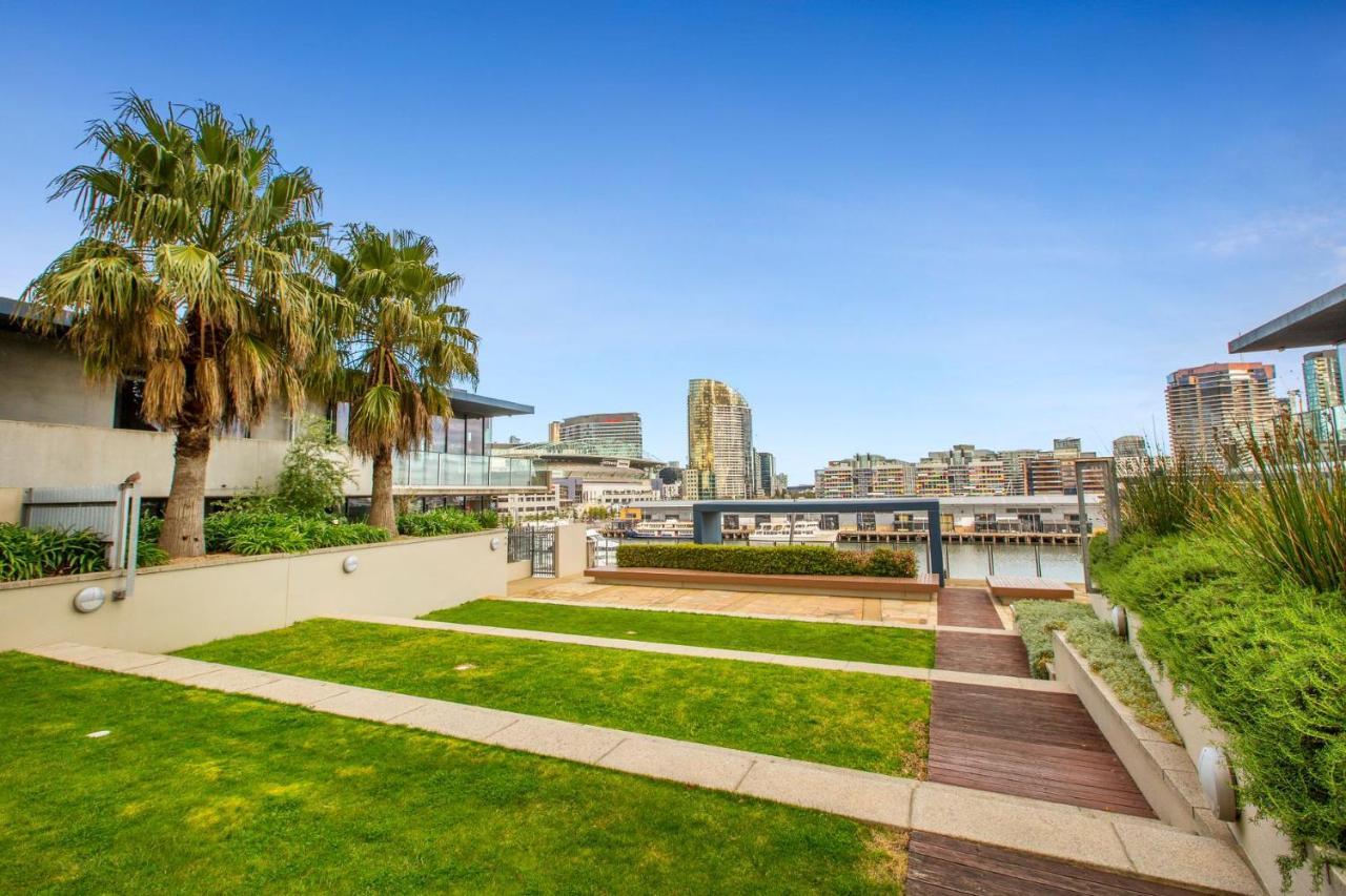 Lovely Waterfront With Swimming Pool And Gym In The Heart Of Docklands Apartment