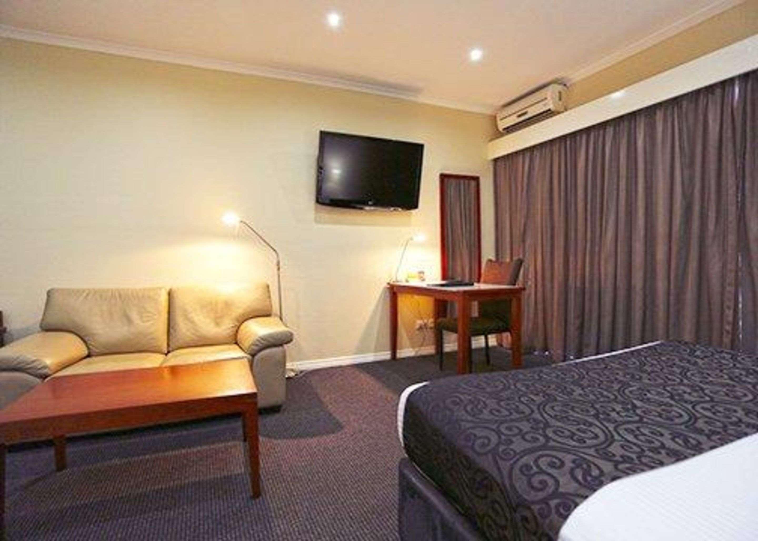 Quality Airport Hotel 3*