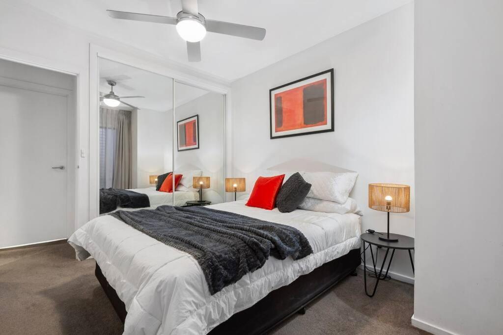 Apartment Astral Apartments. Spacious 2 Bed, 2 Bath In A Great Location. Melbourne