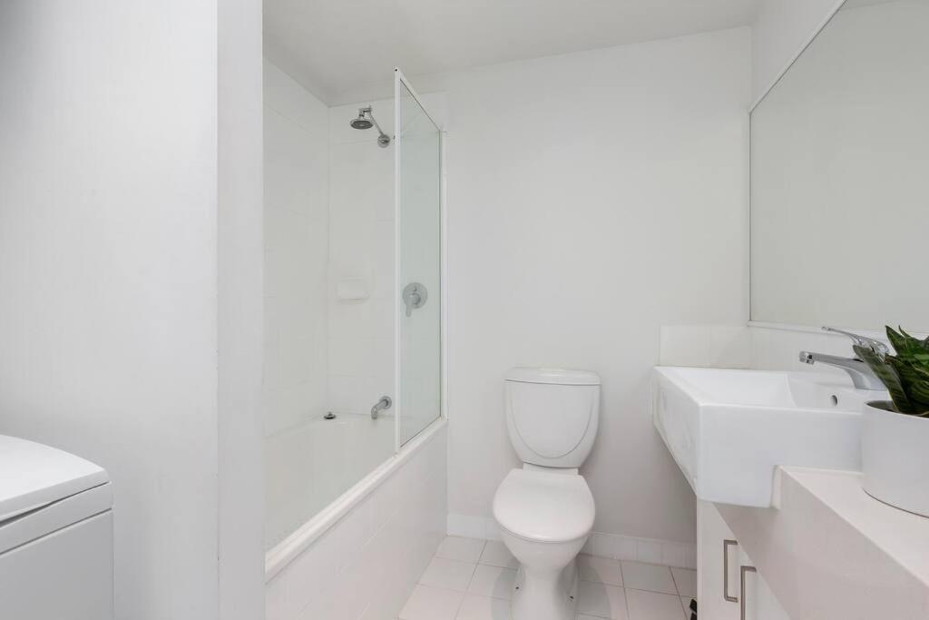 Apartment Astral Apartments. Spacious 2 Bed, 2 Bath In A Great Location. *