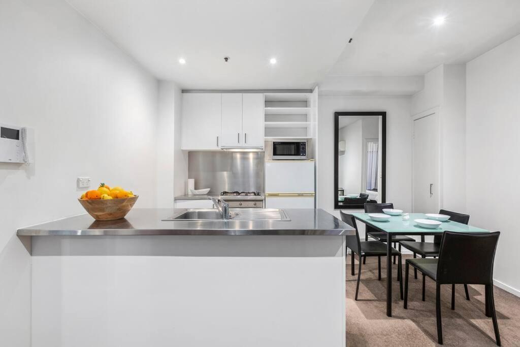 Astral Apartments. Spacious 2 Bed, 2 Bath In A Great Location. Melbourne