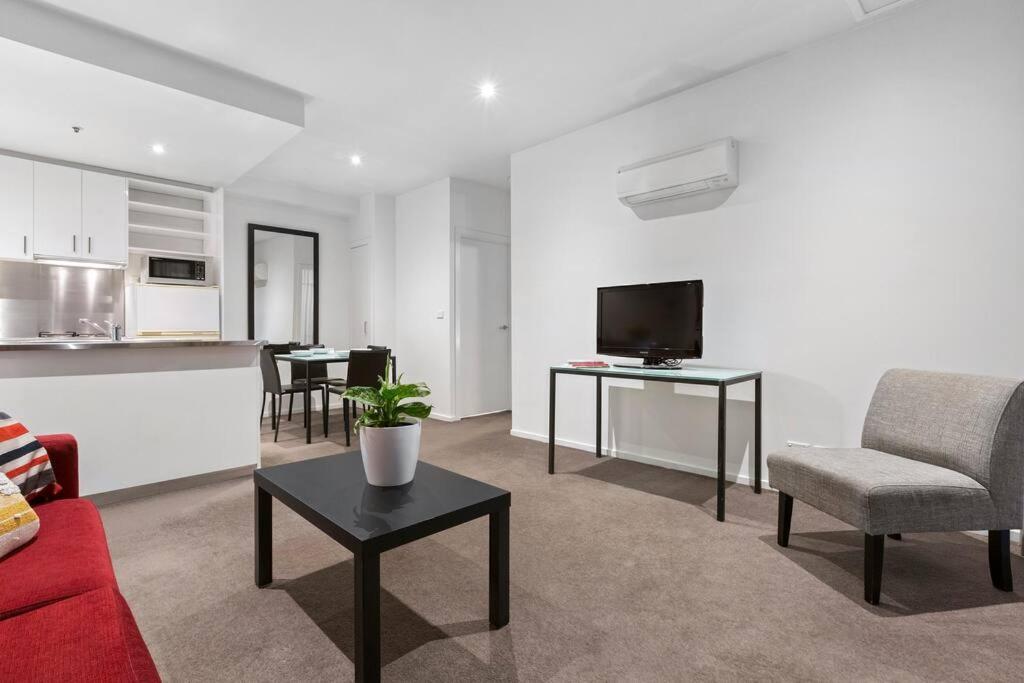 Astral Apartments. Spacious 2 Bed, 2 Bath In A Great Location. *