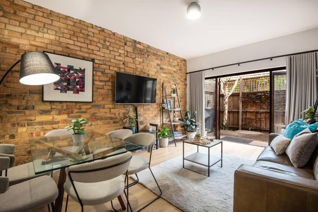Apartment Spacious Style In St. Kilda East - Large Courtyard *