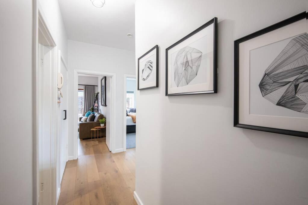 Spacious Style In St. Kilda East - Large Courtyard Apartment Melbourne