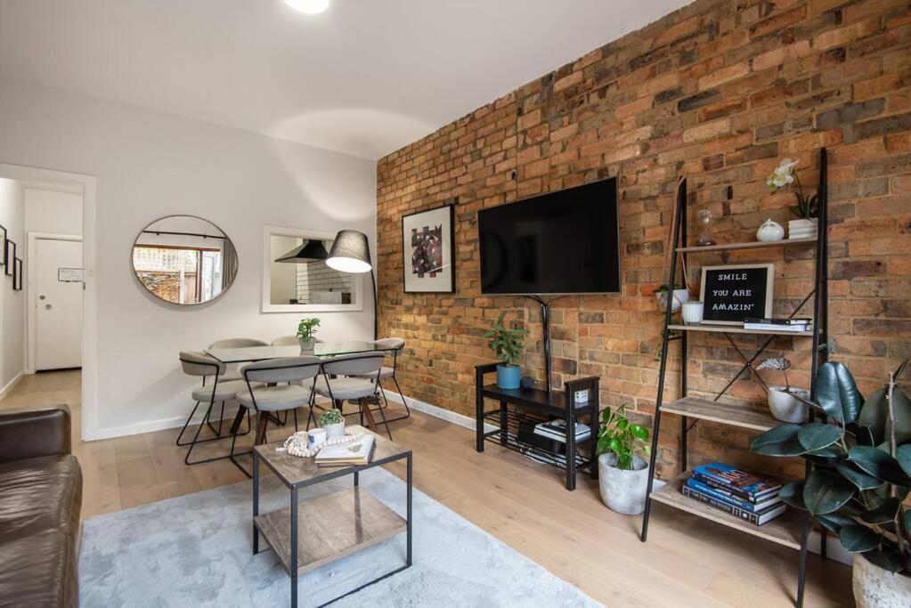 Spacious Style In St. Kilda East - Large Courtyard Apartment *