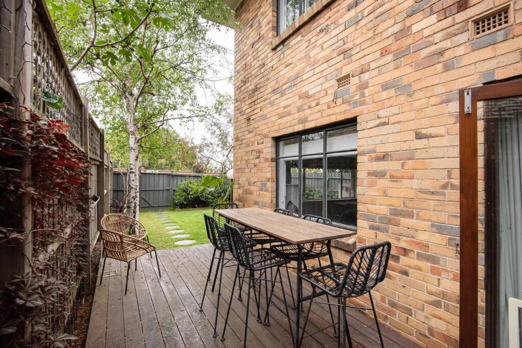 Spacious Style In St. Kilda East - Large Courtyard Apartment Melbourne