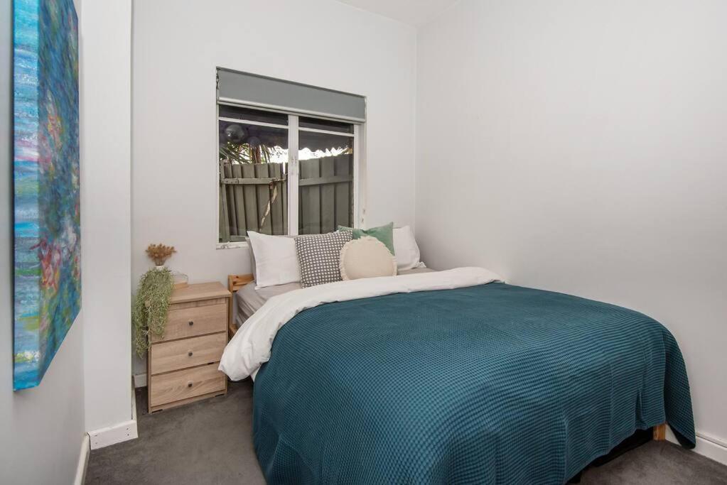 Spacious Style In St. Kilda East - Large Courtyard Apartment Melbourne