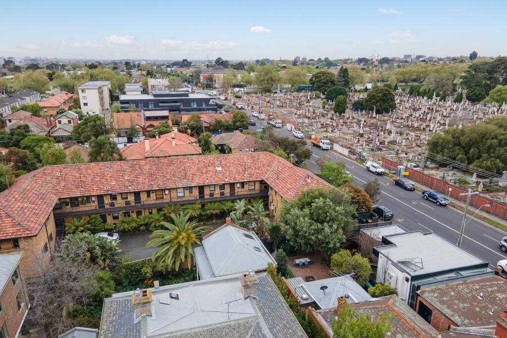 Spacious Style In St. Kilda East - Large Courtyard Apartment Melbourne