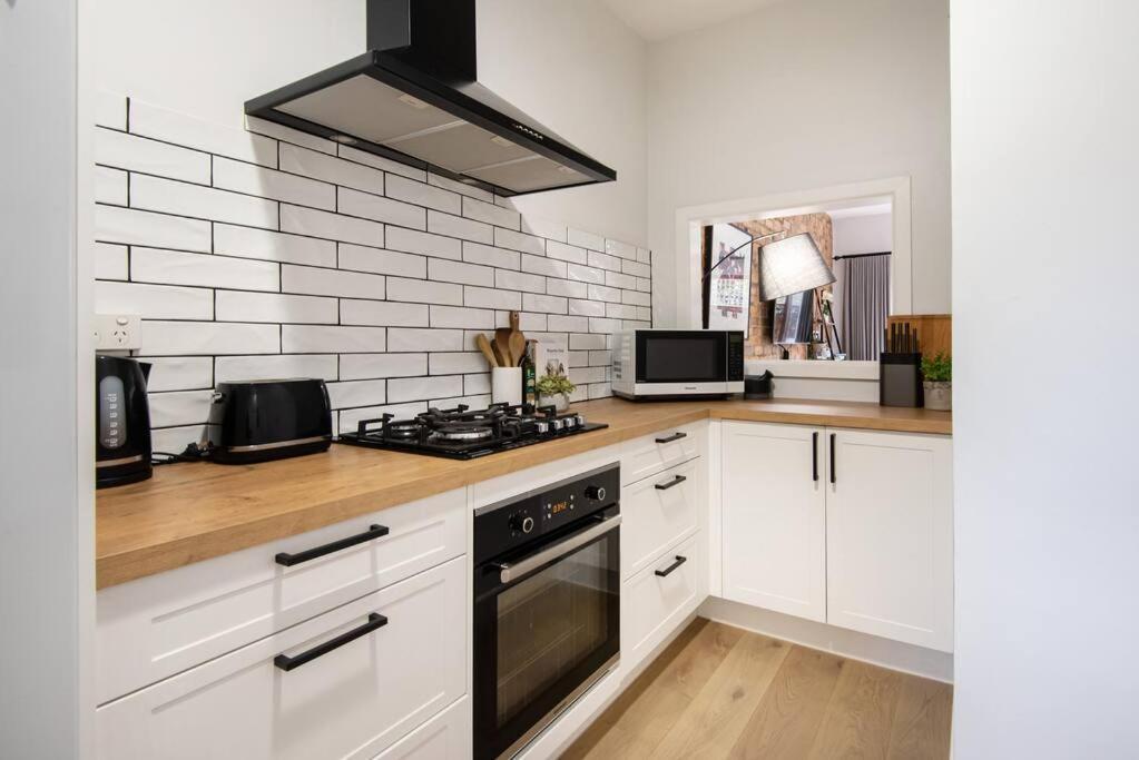Spacious Style In St. Kilda East - Large Courtyard Apartment Melbourne