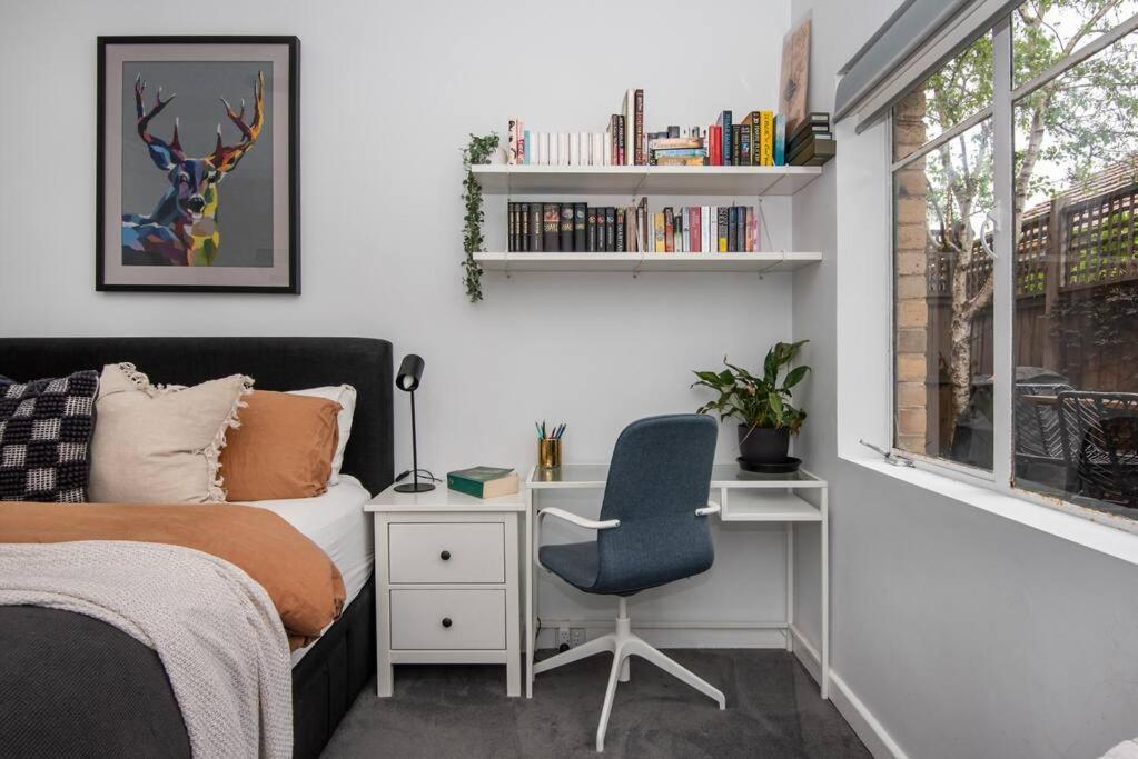Spacious Style In St. Kilda East - Large Courtyard *
