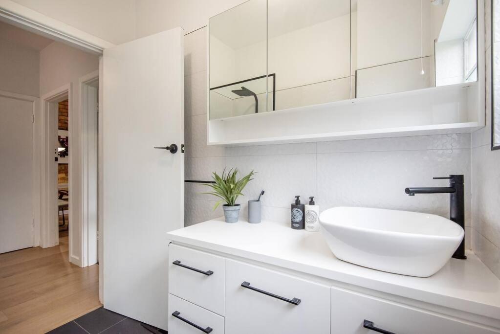 Spacious Style In St. Kilda East - Large Courtyard Apartment Melbourne
