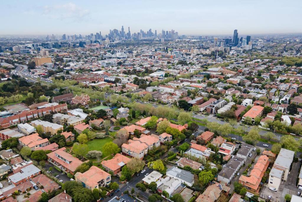 Spacious Style In St. Kilda East - Large Courtyard *