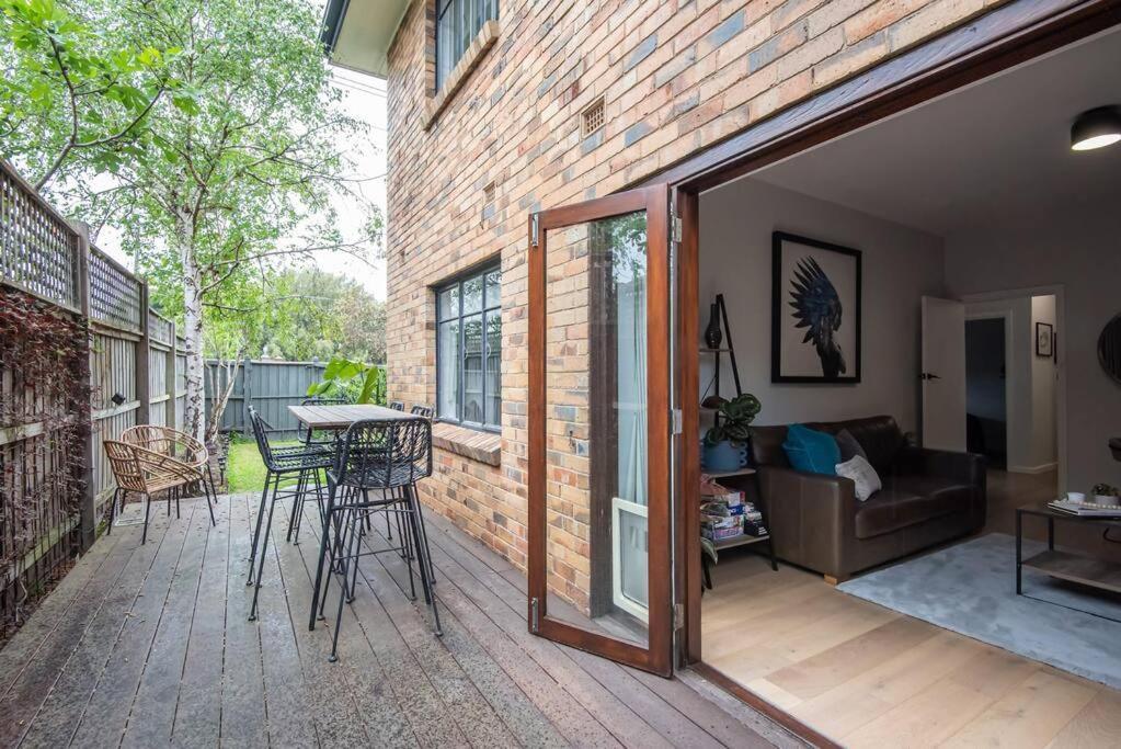 Apartment Spacious Style In St. Kilda East - Large Courtyard