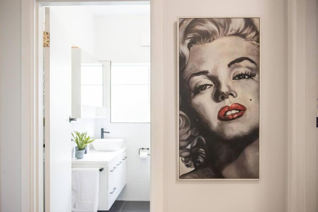 Spacious Style In St. Kilda East - Large Courtyard *