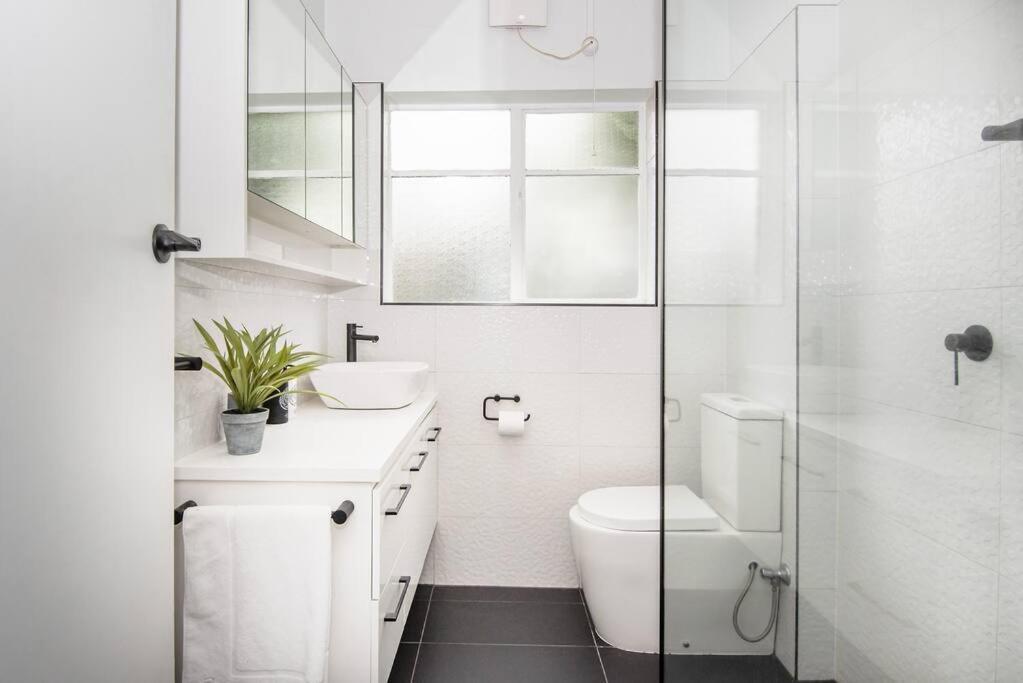 Spacious Style In St. Kilda East - Large Courtyard