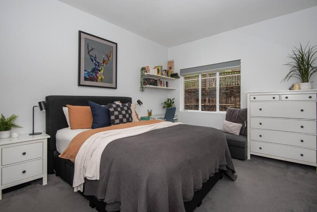 Spacious Style In St. Kilda East - Large Courtyard Apartment
