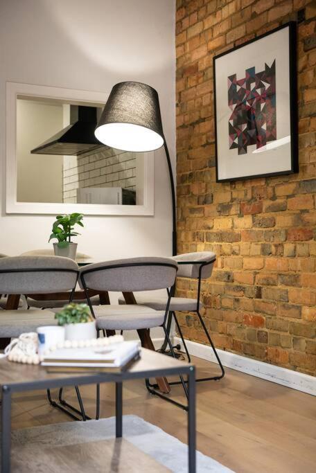 Spacious Style In St. Kilda East - Large Courtyard Apartment