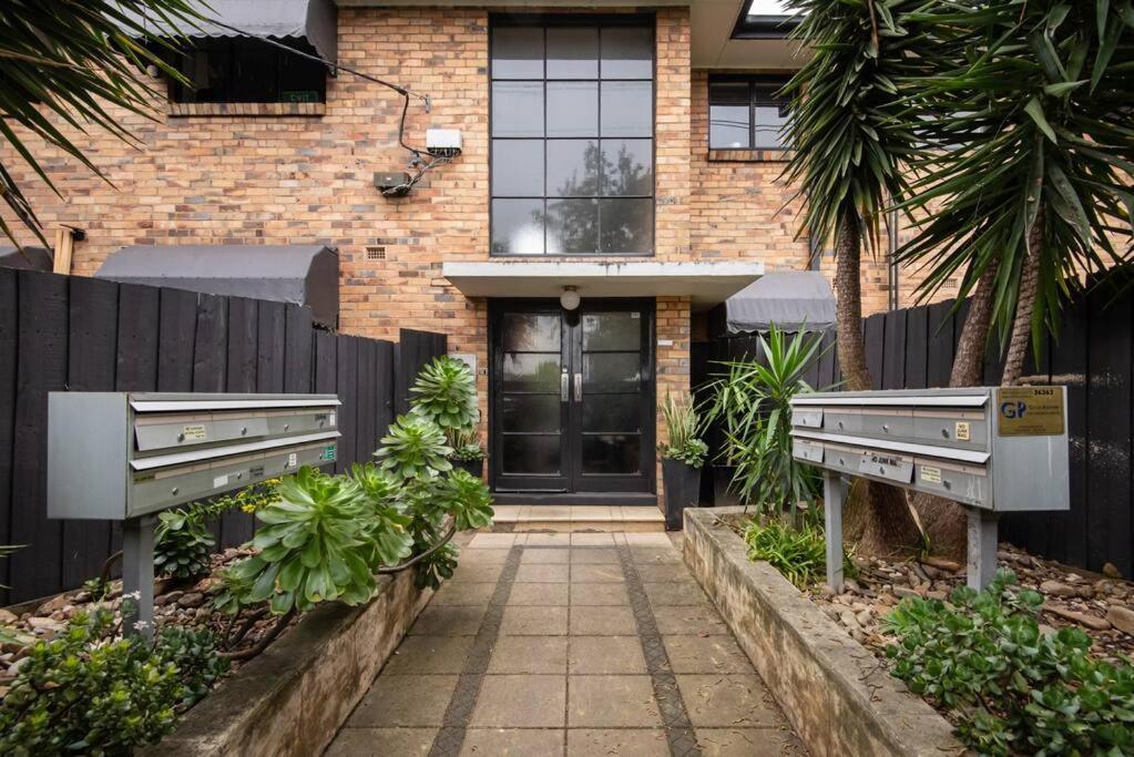 Apartment Spacious Style In St. Kilda East - Large Courtyard Melbourne