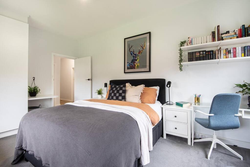 Spacious Style In St. Kilda East - Large Courtyard Apartment