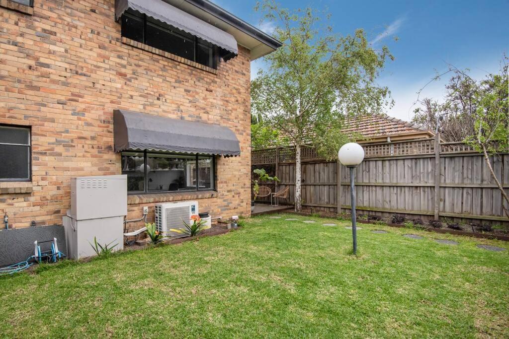 Spacious Style In St. Kilda East - Large Courtyard