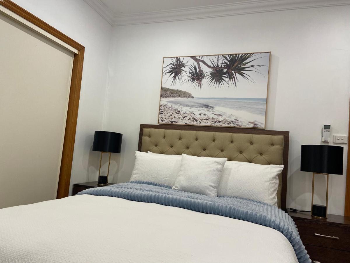 Style/comfort/spacious 4 Bedroom House Study Holiday home *