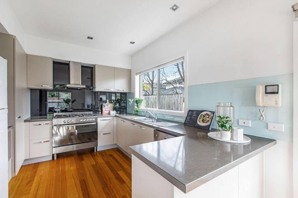 East Brighton Townhouse By Ready Set Host *