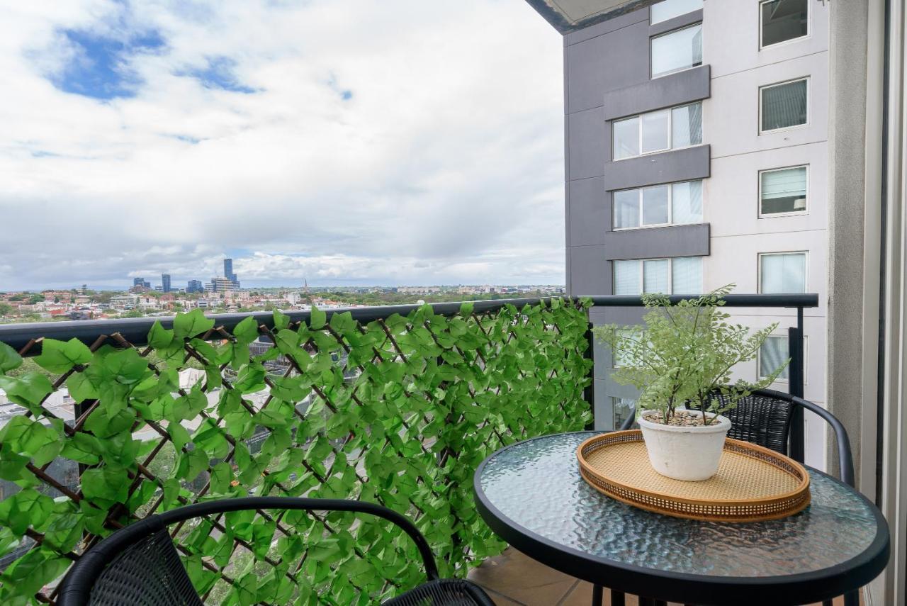 Apartment Skyline Views With Swimming Pool! *