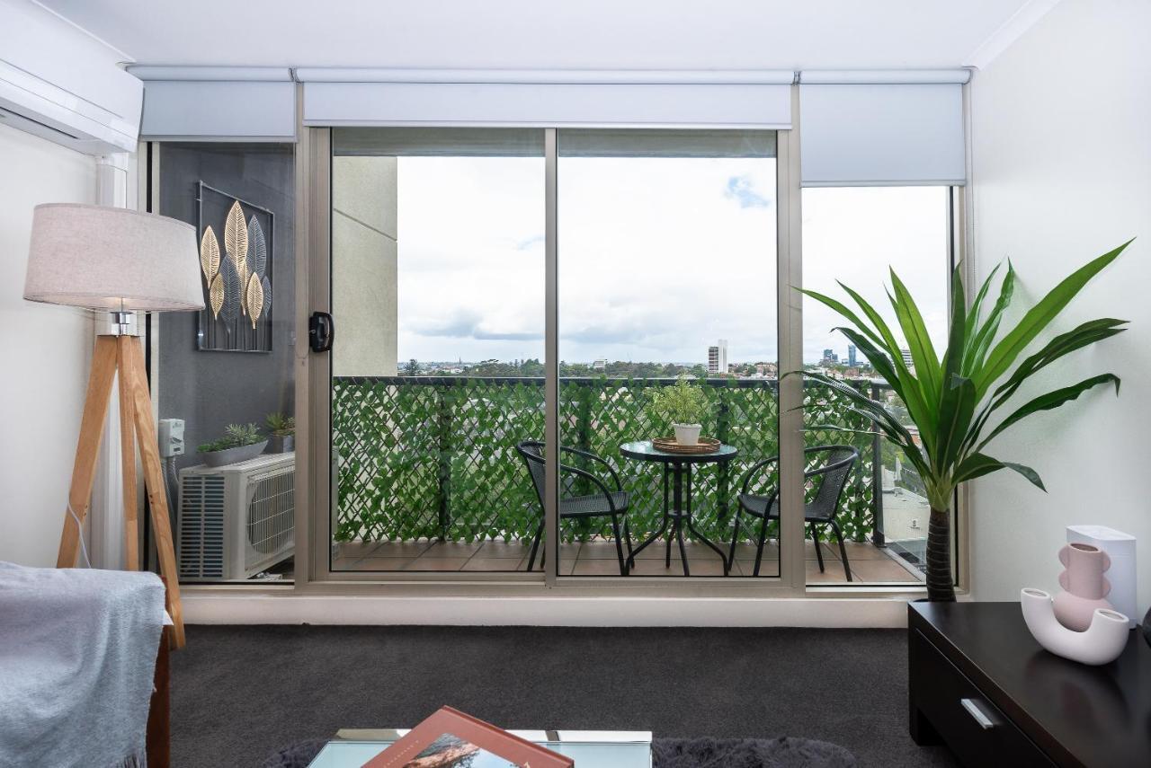 Skyline Views With Swimming Pool! * Melbourne