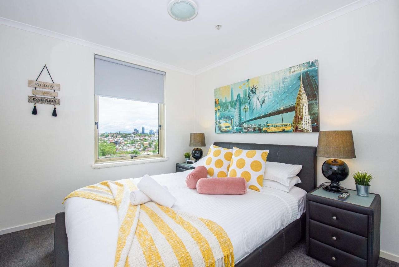 Skyline Views With Swimming Pool! Apartment
