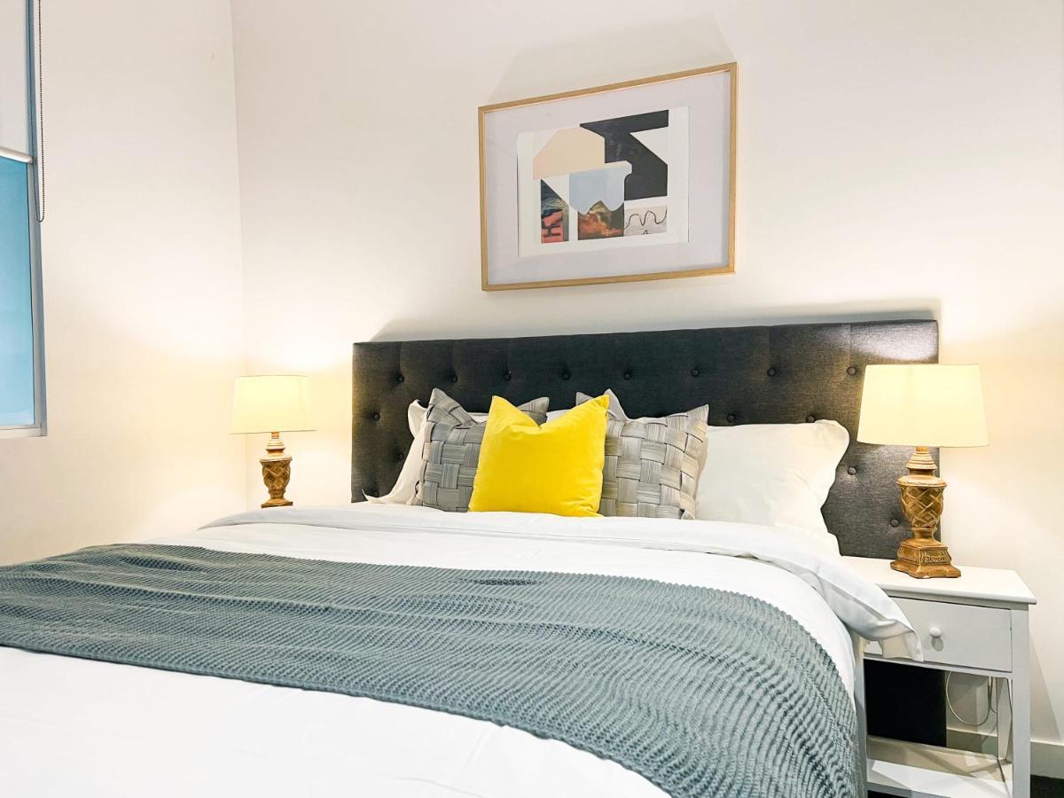 Lovely One Bedrooms In A Great Location * Melbourne