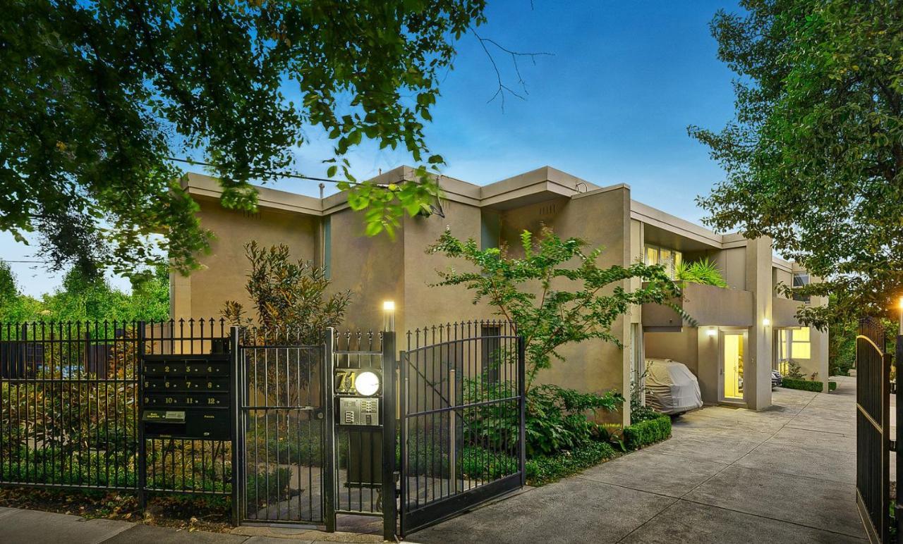 Luxury Spacious 3-bedroom On Exclusive Lansell Rd, Toorak Apartment
