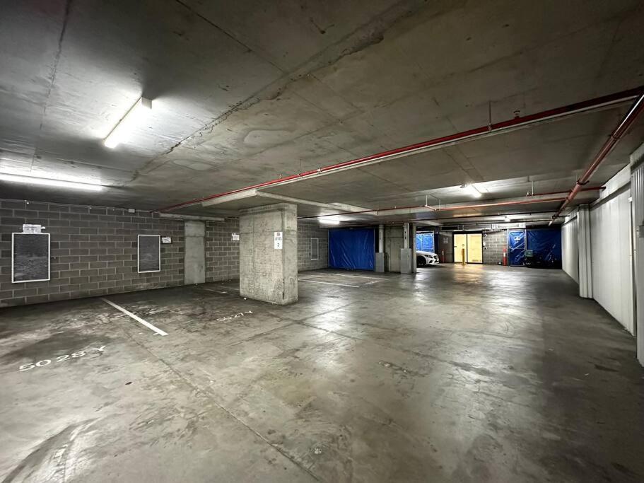 Beautiful Unit W/ Pool, Gym, Sauna& Free Carpark Apartment *