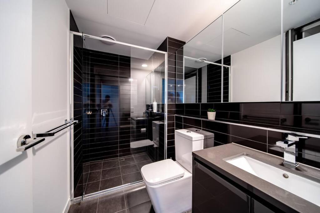 Spacious 2 -bedrs Apt With Free Parking Apartment *