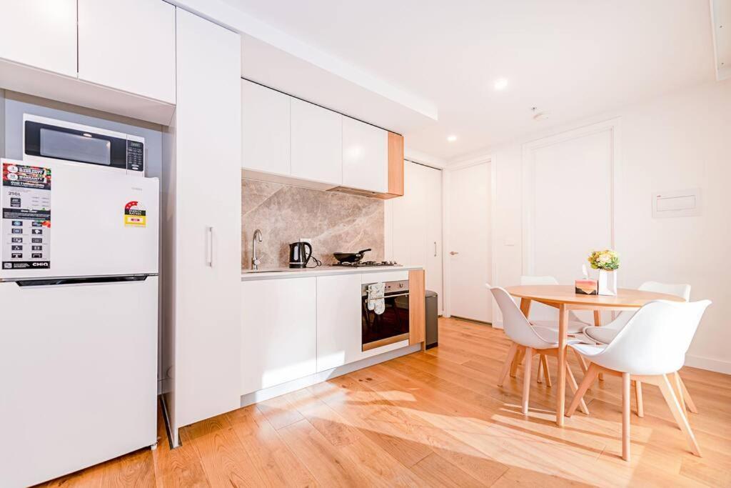 Sunny Urban Oasis Apartment *