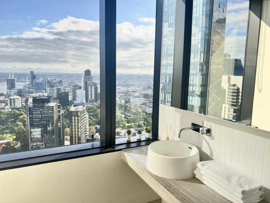 Stunning 2-bed With Panoramic Cbd Views Apartment *