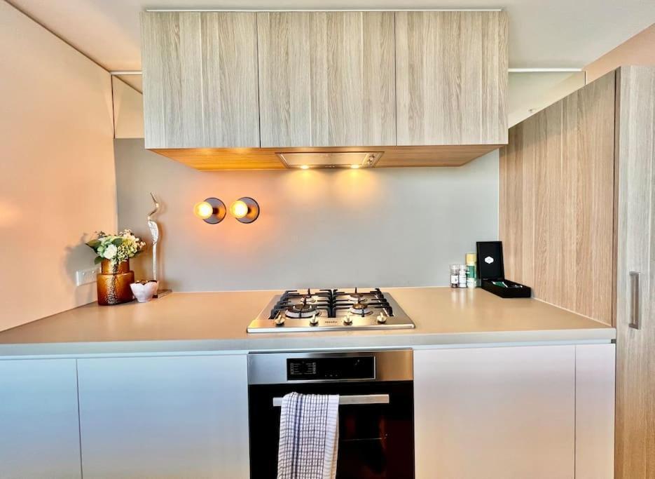 Highrise Location 2 Bedrooms & 2 Bathrooms * Melbourne
