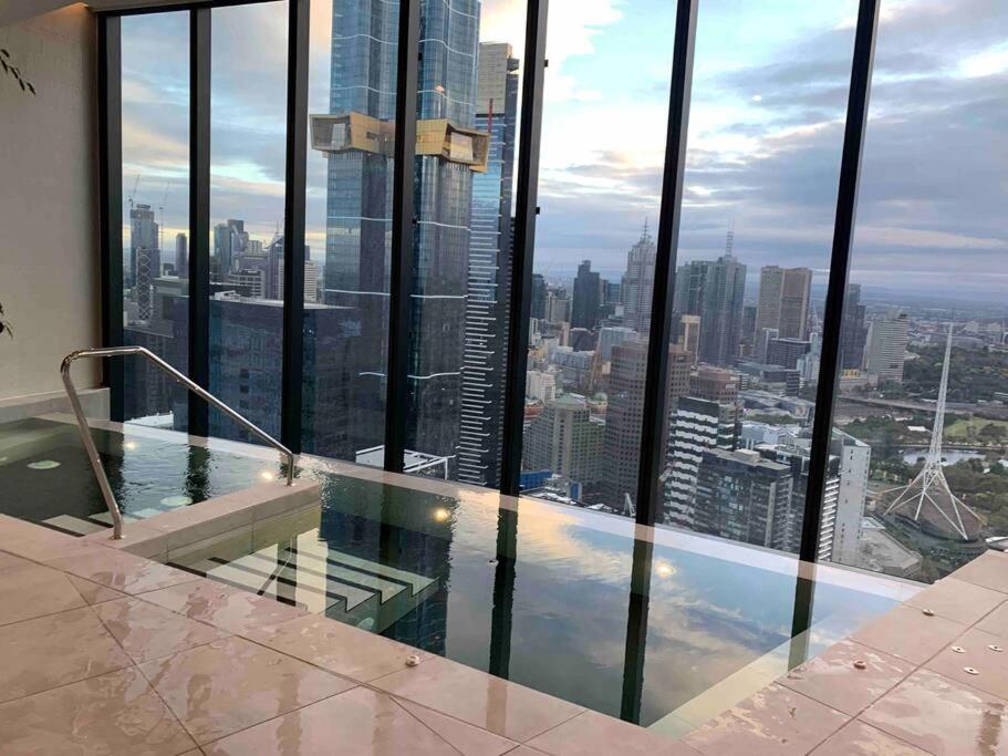 View Luxury 3 Bedroom Apartment-free Car Park Apartment Melbourne