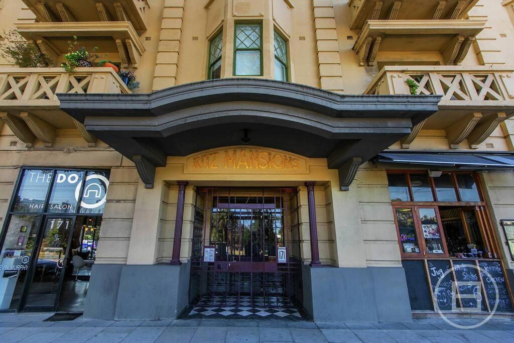 Apartment Large Two Bedroom With Park And Bay Views *