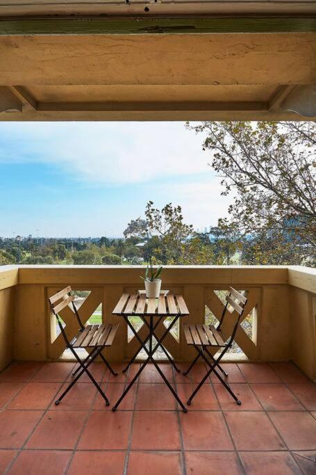 Large Two Bedroom With Park And Bay Views Apartment Melbourne