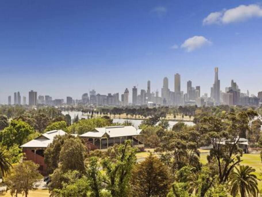 Apartment Large Two Bedroom With Park And Bay Views *