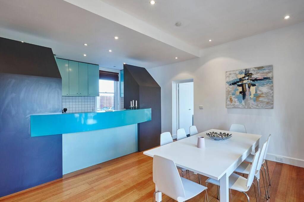 Large Two Bedroom With Park And Bay Views Melbourne