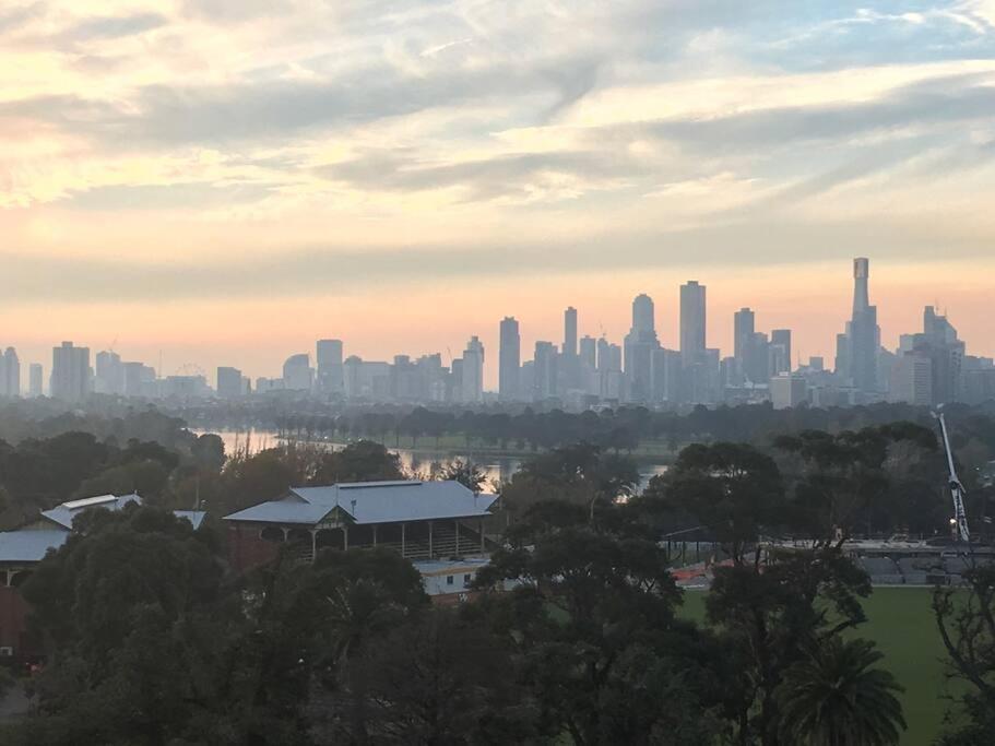 Apartment Large Two Bedroom With Park And Bay Views *