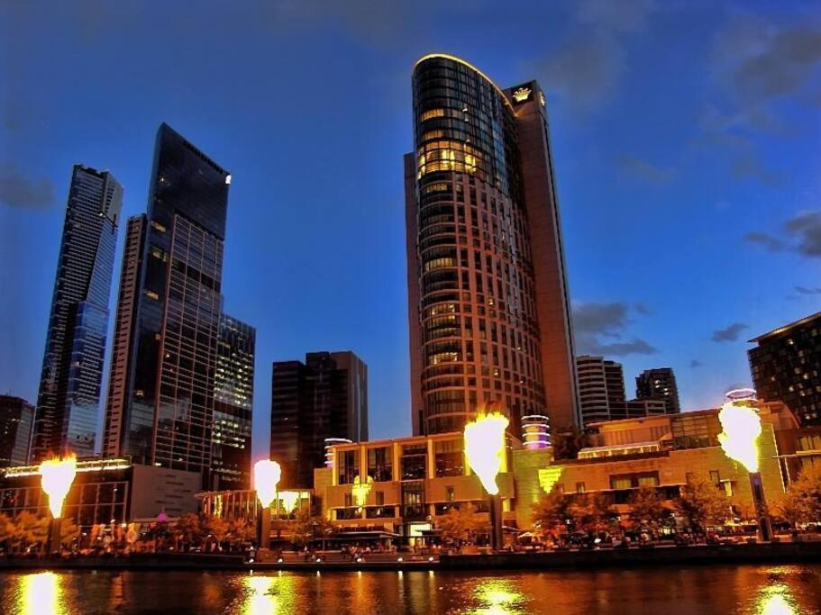 View Luxury 3 Bedroom Apartment-free Car Park Melbourne