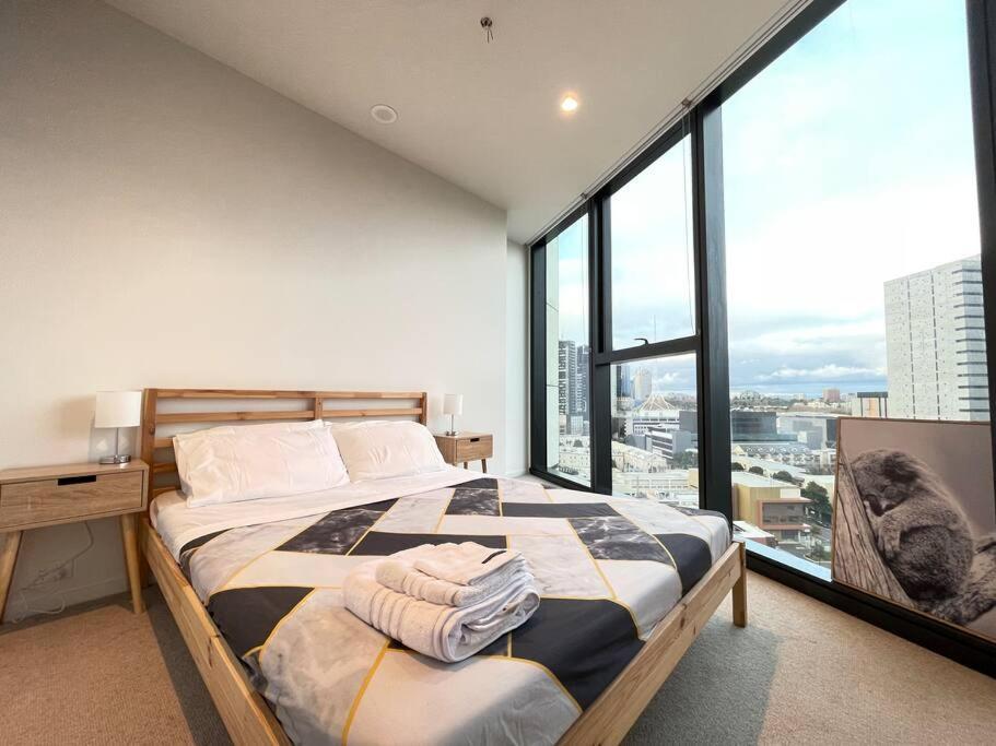 View Luxury 3 Bedroom Apartment-free Car Park Melbourne