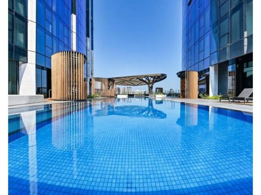 View Luxury 3 Bedroom Apartment-free Car Park Apartment *